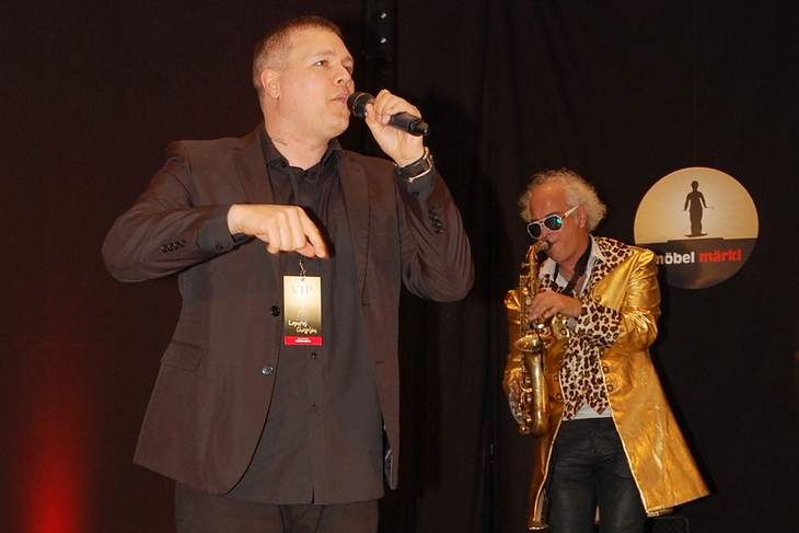 Dante Thomas präsentiert seinen Hitsong «Miss California» begleitet von Saxophonist Al Stonehouse